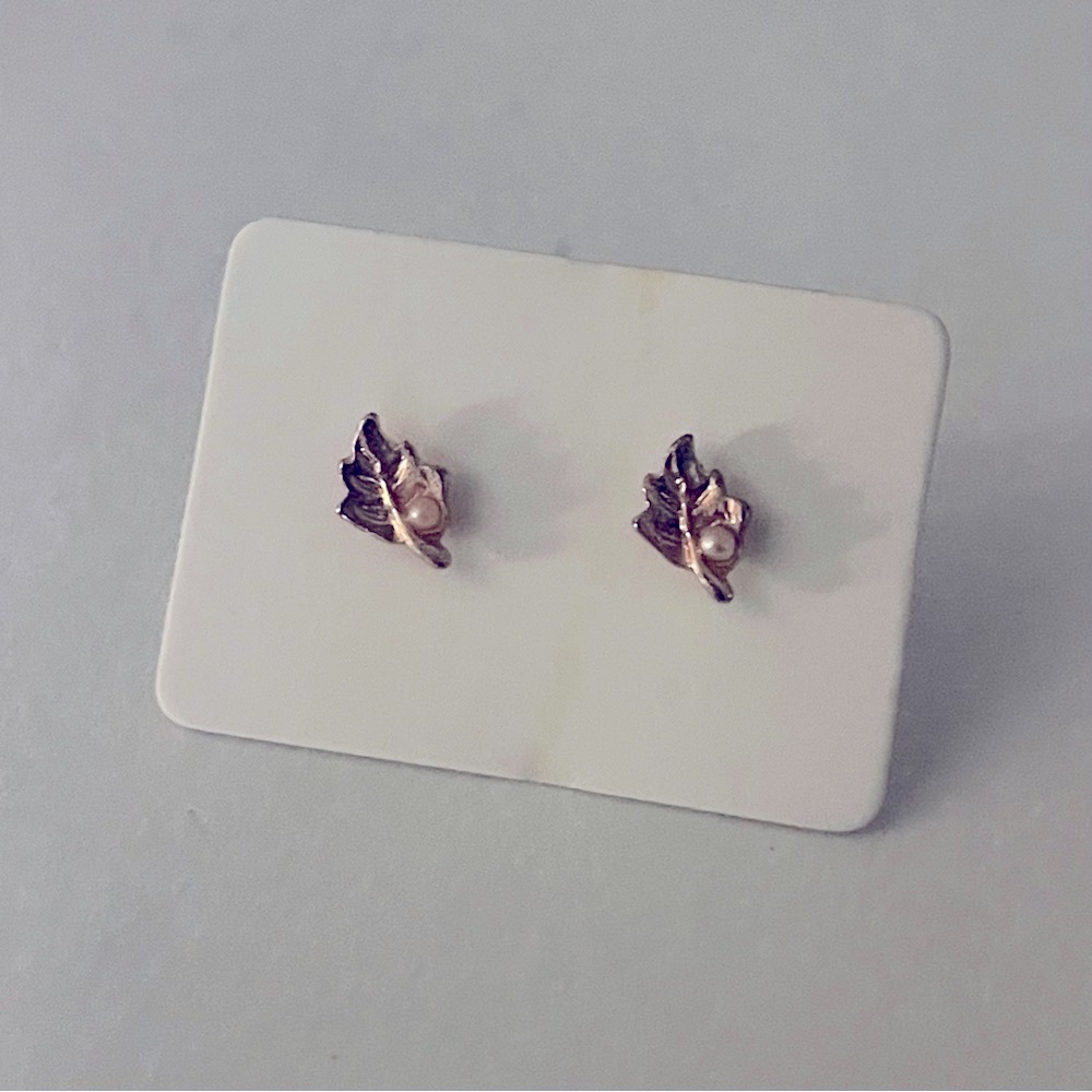Vintage 10k Gold Womans Leaf Floral Petite Tiny Freshwater Pearl Stud Earrings - Picture 9 of 9